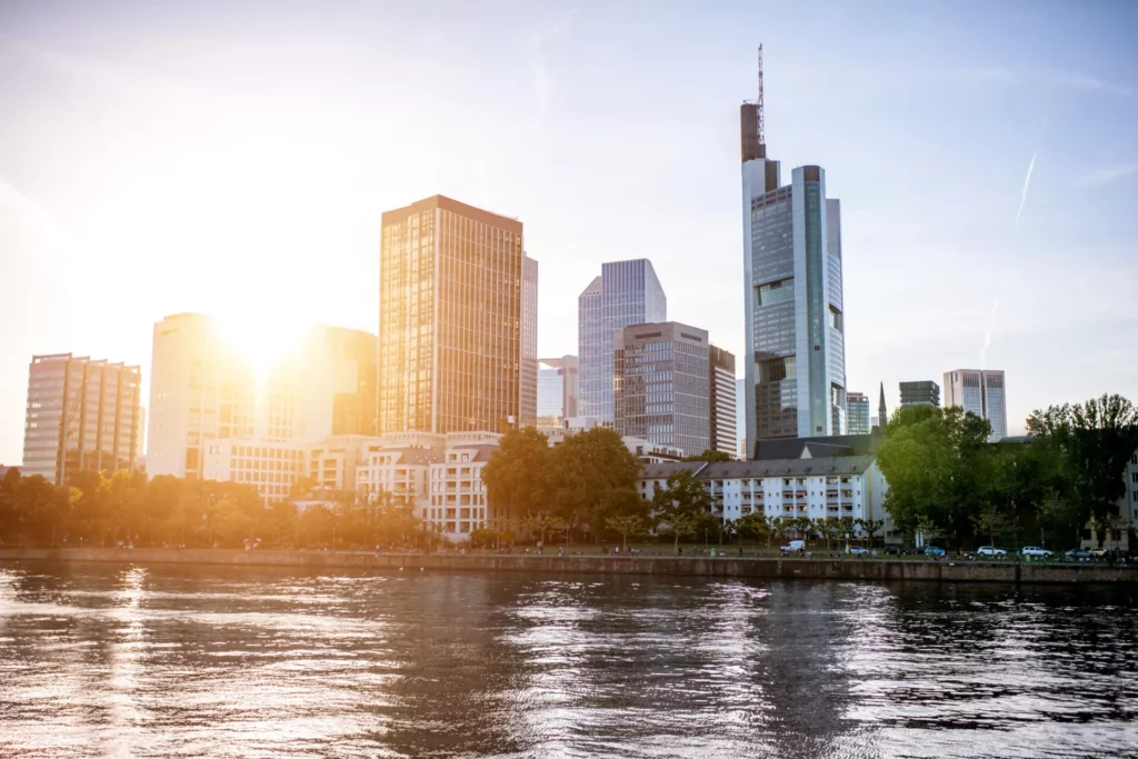 Sonnenstrahlen reflektieren an der Frankfurter Skyline als Symbolbild für Photovoltaik Frankfurt